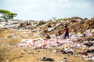 Konsumüberfluss - viele Textilien landen auf der Müllhalde